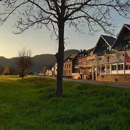 Apartment 2 Pers 1 Schlafzimmer Und Wohnzimmer Mit Balkon Und Blick Auf Mosel Ediger-Eller