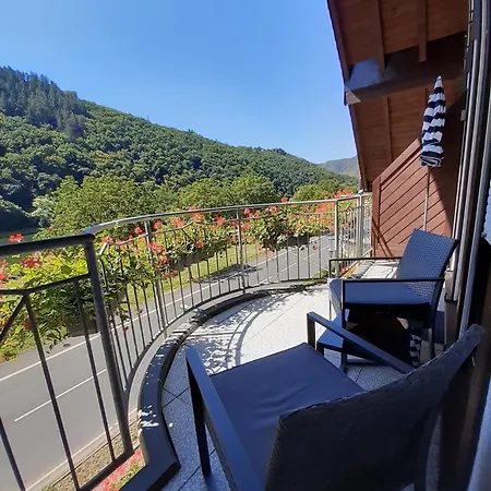 2 Pers 1 Schlafzimmer Und Wohnzimmer Mit Balkon Und Blick Auf Mosel Apartment